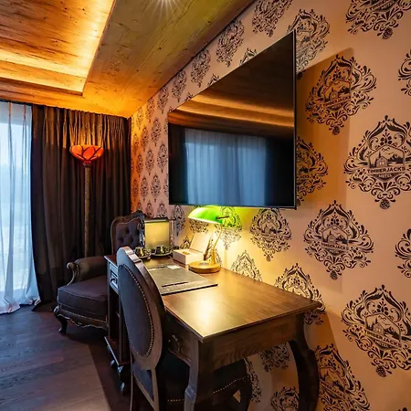 Timberjacks Hotel *
